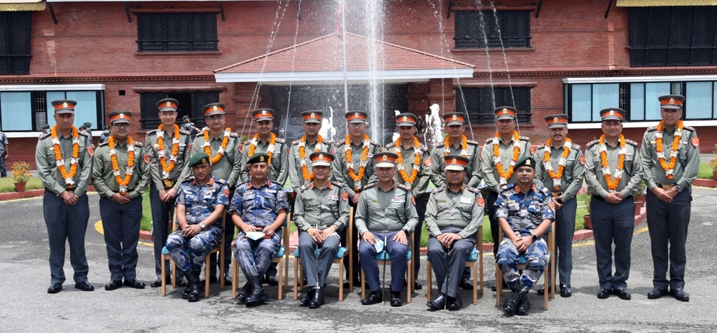 सशस्त्र प्रहरीका १३ अधिकृत दर्ज्यानी चिन्हद्वारा सुशोभित